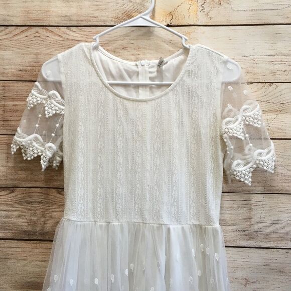 ‎JOURNEY FIVE CROCHETED LACE TOP IN CREAM - Picture 2 of 8